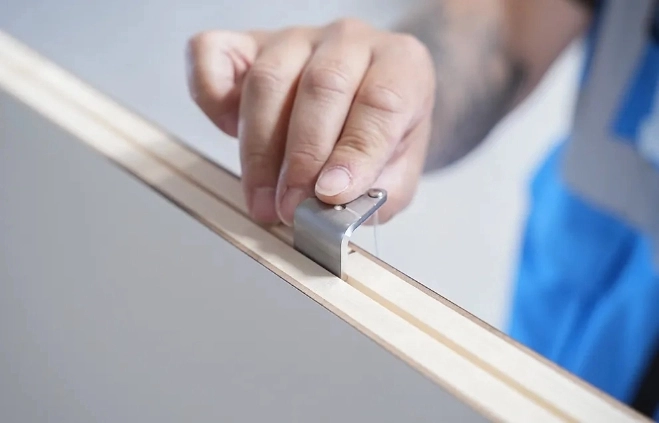 VOMO VX MODUL Galeriehaken wird eingesetzt